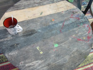שולחן עץ שזקוק לשיפוץ